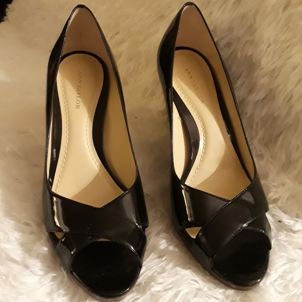 ANN TAYLOR - black patent peep toe pumps